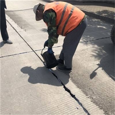 路面灌縫膠是一種新型的路用材料及產品特點