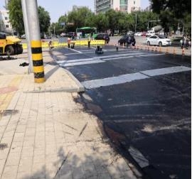 瀝青罩面鋪設(shè)抗裂貼