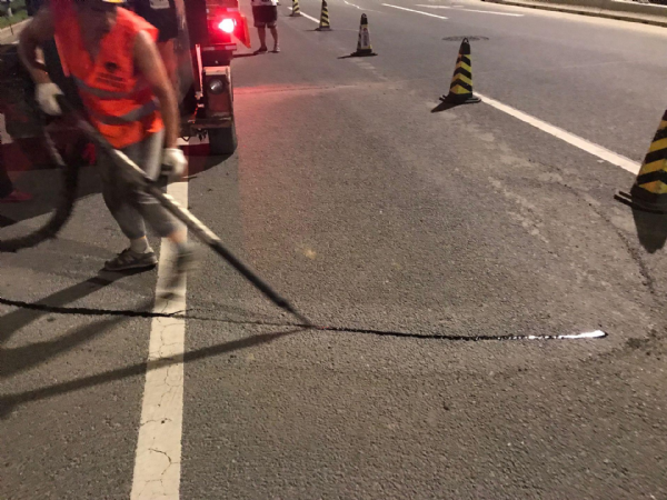 瀝青灌縫膠補(bǔ)縫補(bǔ)漏簡(jiǎn)單方法