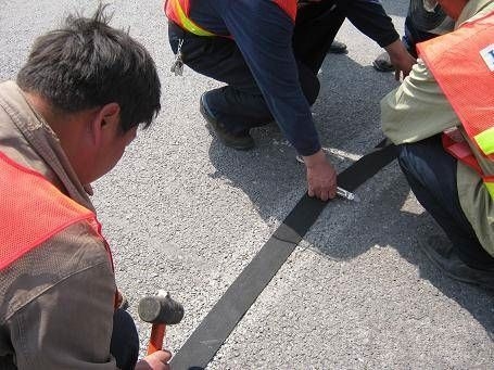 路面裂縫貼的性能特點