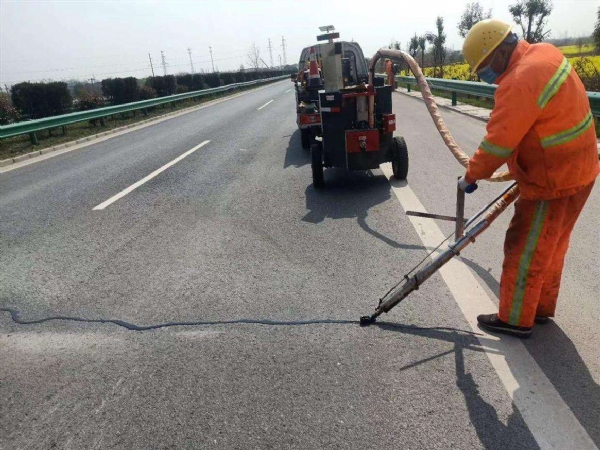 道路瀝青灌縫膠的特點(diǎn)